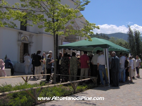 La gente al rinfresco in onore di Don Giovanni
