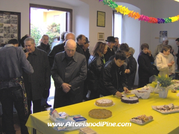 Don Tullio Ioriatti e sulla sinistra il parroco don Silvio Benedetti