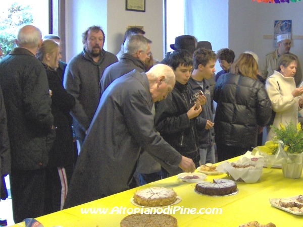 La gente che festeggia Don Tullio Ioriatti