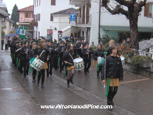 Il gruppo bandistico folk pinetanto che accompagna il corteo