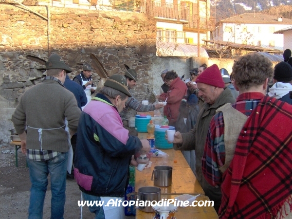 Gli alpini distribuiscono gnocchi e the caldo