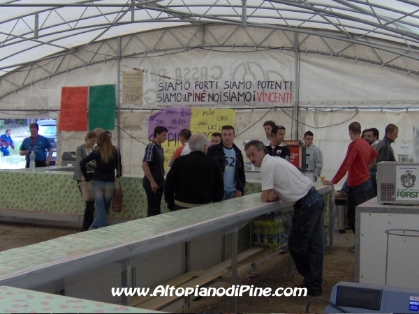 Il servizio bar all'interno del tendone