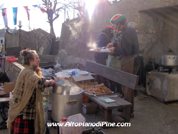 I volontari alla cucina