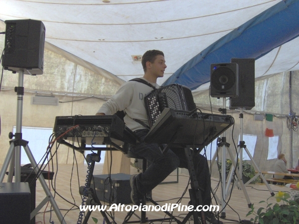 Il musicista che allieta la festa nel tendone
