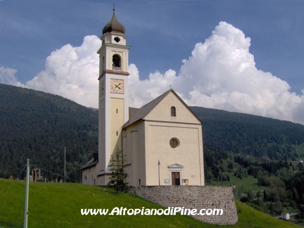 Chiesa di Bedollo in estate