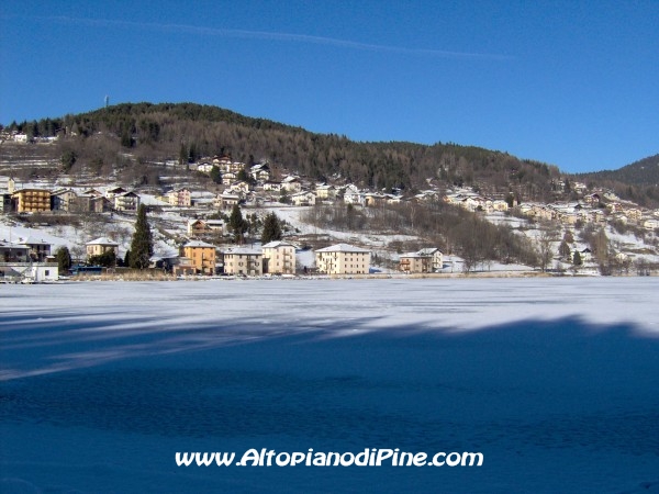 Lago di Serraia ghiacciato in inverno