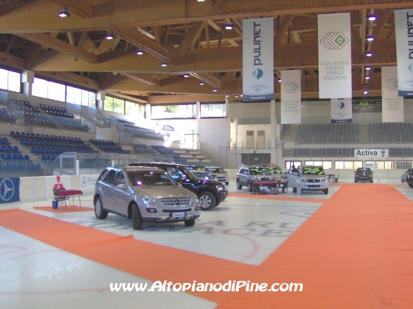 Le 4x4 in mostra all'interno del palazzetto del ghiaccio