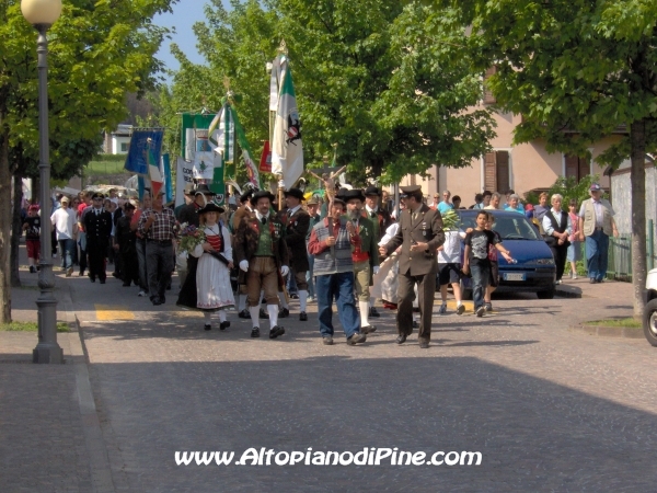 La folla in processione