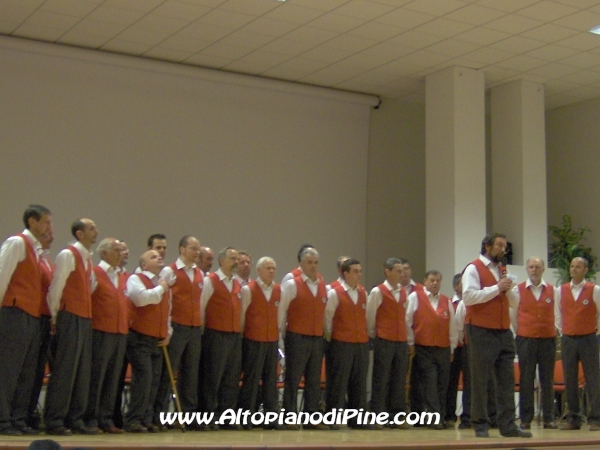 Il coro che ha aperto la serata 