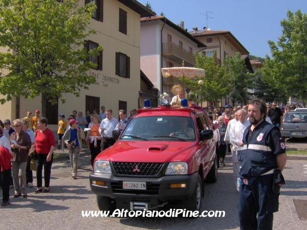 Don Silvio Benedetti a bordo dell'auto dei vigili del fuoco