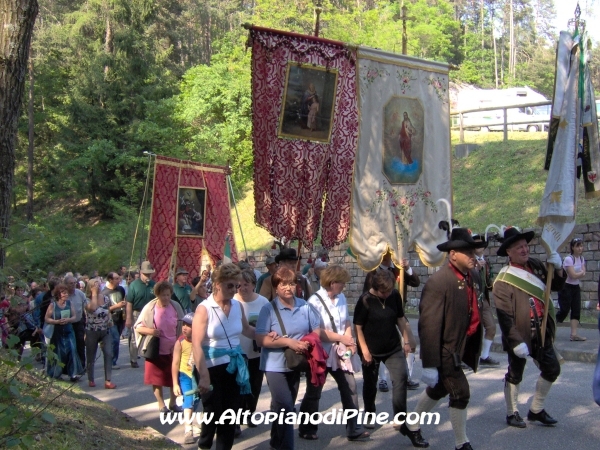 La processione continua in salita verso il prato della comparsa 