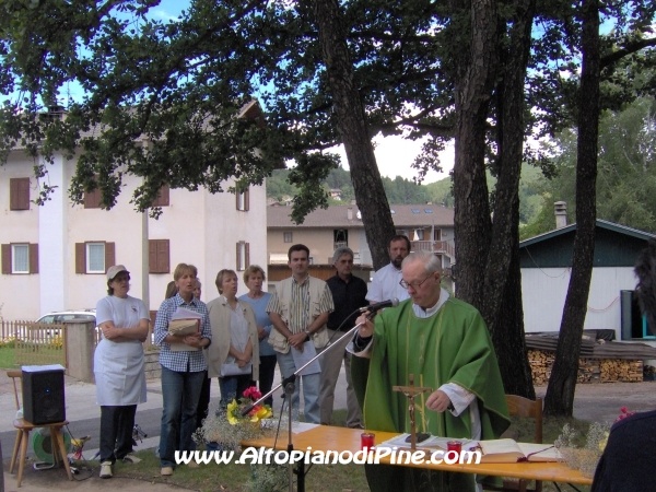 La Santa Messa celebrata da don Giovanni e accompagnata dal coro