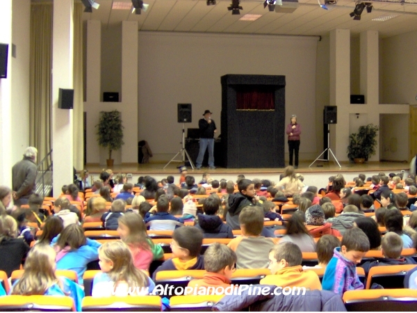Renato presenta lo spettacolo ai bambini