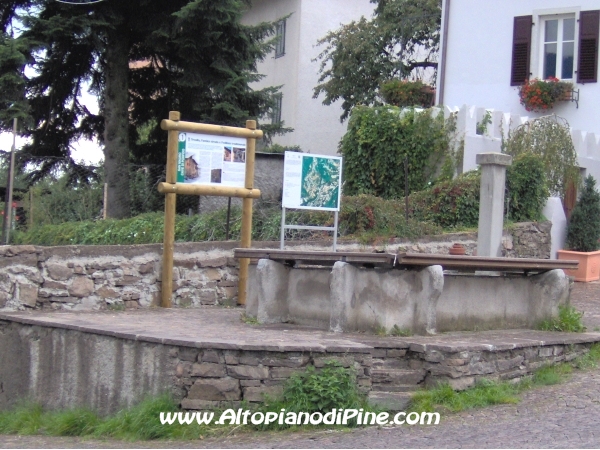 Fontana presente in piazza a Tressilla davanti al Castel