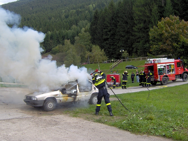 Spegnimento di un auto incendiata
