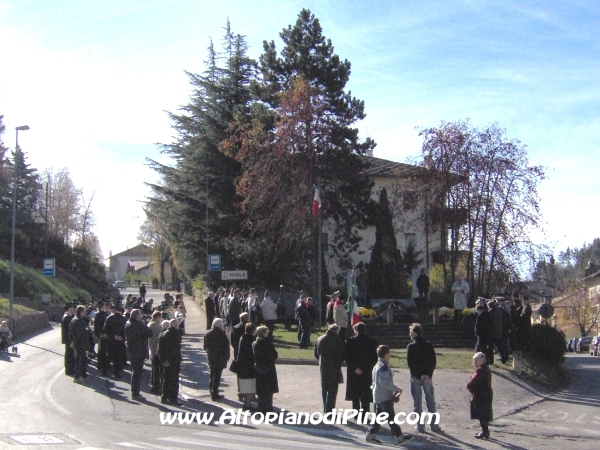 La gente che assiste alla cerimonia al Monumento ai Caduti