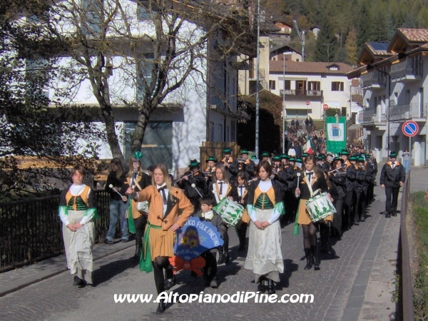 Il Gruppo Bandistico Folk Pinetano che guidava la sfilata