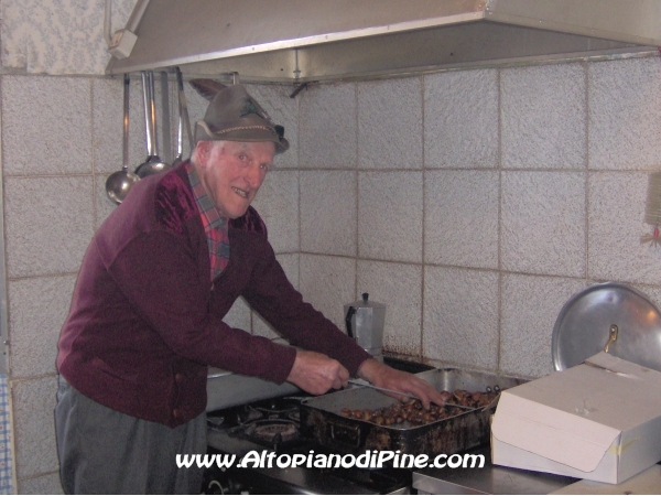 L'Alpino Vittorio prepara le castagne