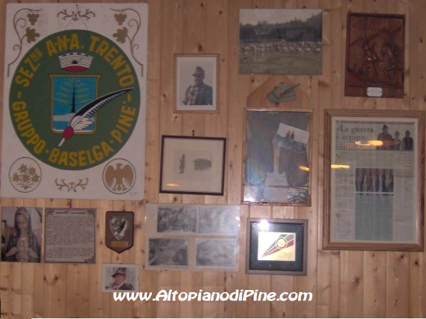 Una delle pareti della sede degli Alpini di Baselga