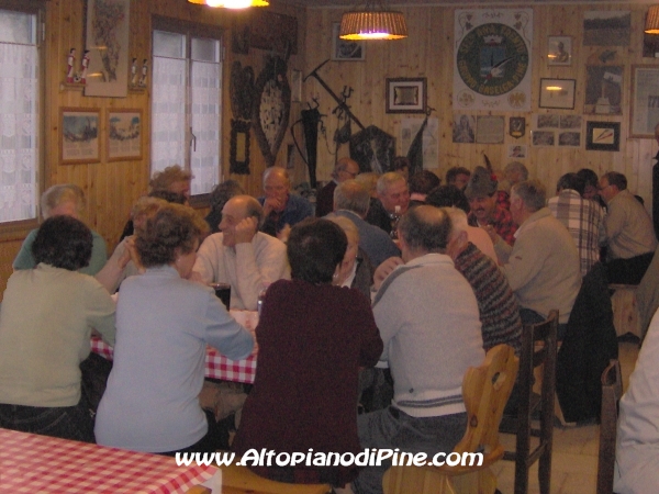 La numerosa gente presente alla castagnata offerta dagli Alpini
