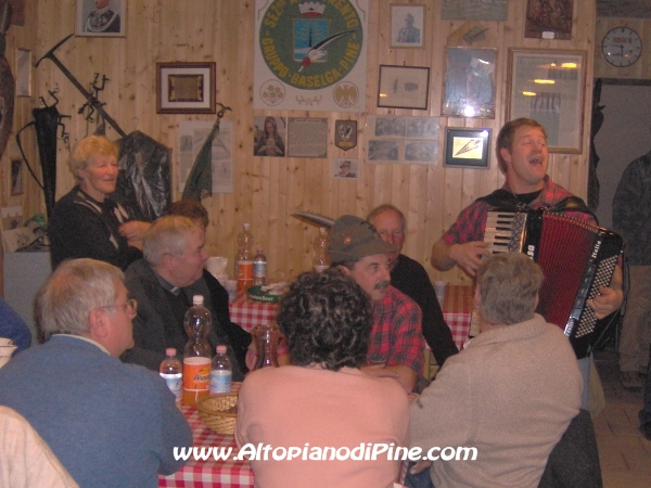 Canti popolari cantati a squarciagola da Alpini e non, tutti insieme