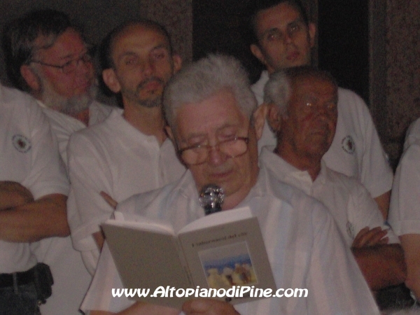 Un poeta legge una poesia in dialetto