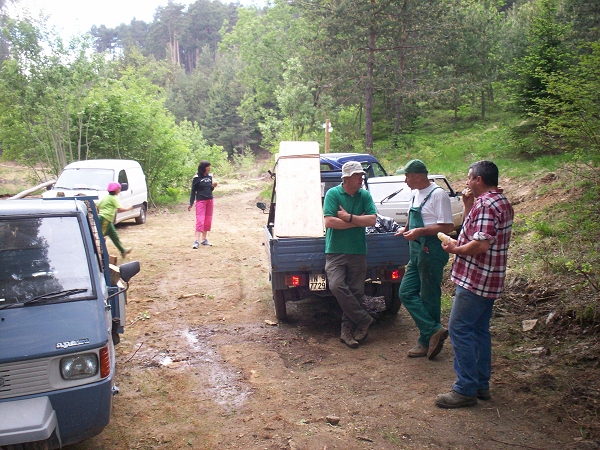 Pulizia al Lago delle Rane - maggio 2006 - foto ASUC Baselga