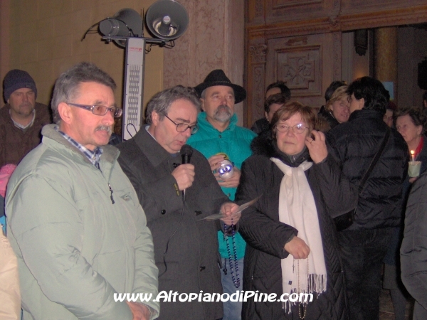 Don Luigi apre la fiaccolata recitando il rosario