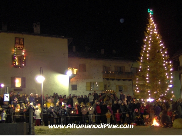 Piazza San Rocco piena di gente che assiste al Presepe Vivente