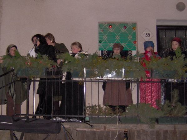 Il coro che ha accompagnato con canti Natalizi il Presepe Vivente