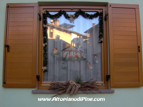 Presepe appeso alla finestra