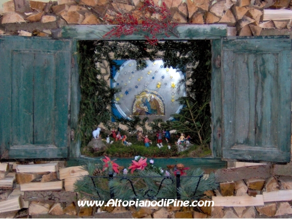 Presepe all'interno di una finestra all'interno di una legnaia