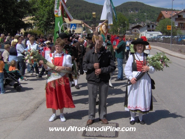 La croce che guida la processione