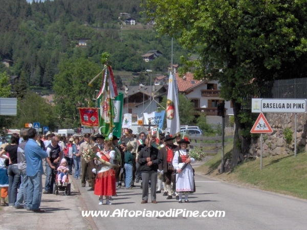 La processione lungo la strada verso il Santuario di Montagnaga