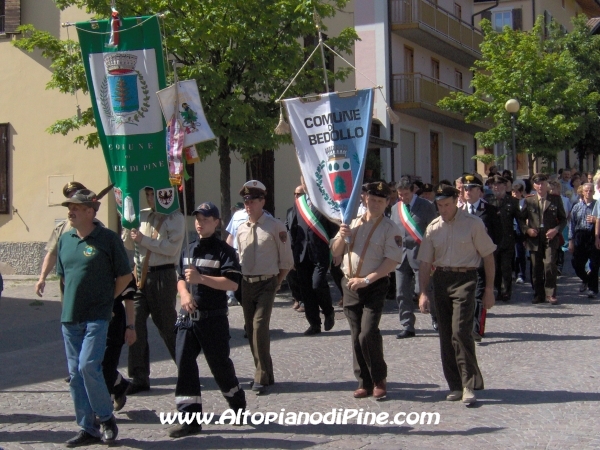 Gli stendardi dei Comuni di Bedollo e Baselga di Piné 