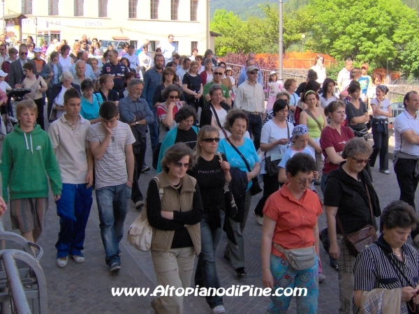 I fedeli in processione a Montagnaga