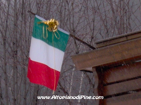 Bandiera su un balcone di Stermigo