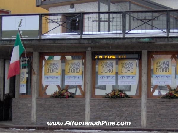 Manifesti e bandiere presso l'APT di Baselga