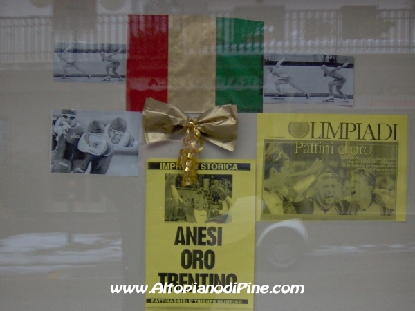 Vetrina della Farmacia Morelli di Baselga