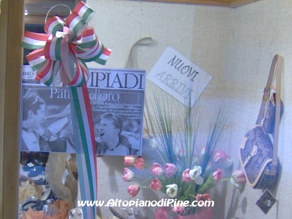 Fiocco tricolore nel negozio di scarpe Viliotti