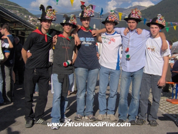 Alcuni dei coscritti del 1988 col tradizionale cappello