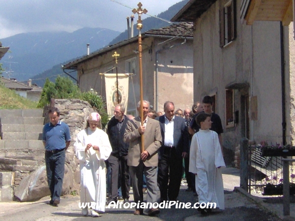 La Croce in teasta alla processione scortata da due chirichetti