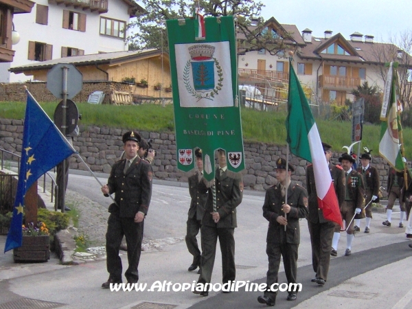 I Vigili del Fuoco Volontari di Baselga con lo Stendardo Comunale e la bandiera dell'Europa