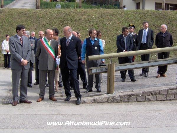 Le autorità  provinciali e comunali e del comprensorio presenti all'inagurazione