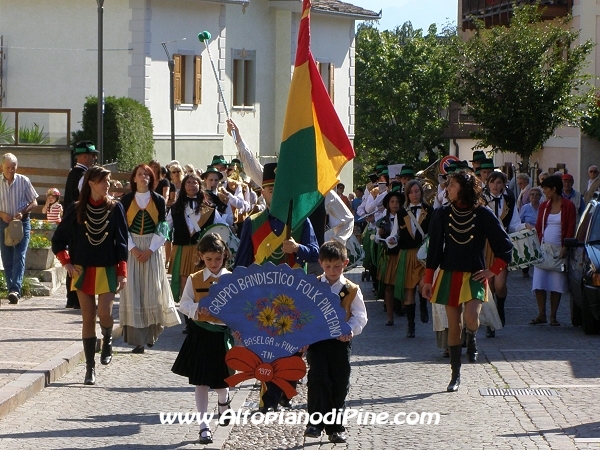 La sfilata del Gruppo Bandistico Folk Pinetano