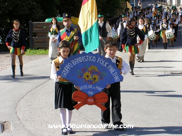 Le due mascotte del Gruppo Bandistico Folk Pinetano: