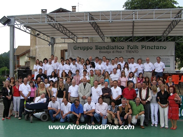 Bandisti ed ex bandisti del Gruppo Bandistico Folk Pinetano