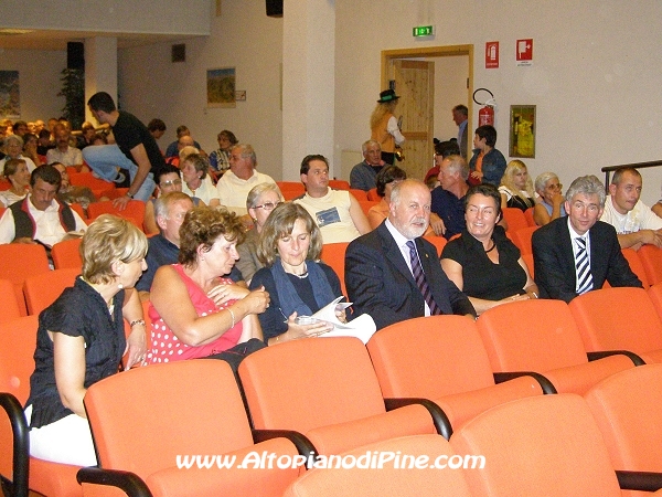 Le autoritá presenti al concerto, tra le quali il Sindaco di Heerenveen e il Sindaco di Baselga di Pine'