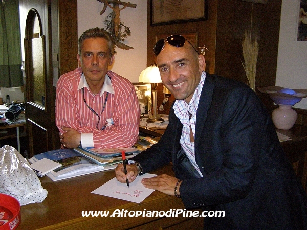 Lucio Gardin che firma l'autografo per gli Amici del sito di Pine'