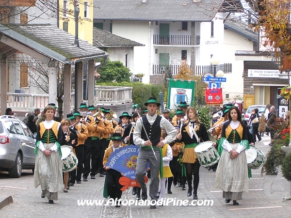 Il Gruppo Bandistico Folk Pinetano che ha aperto la sfilata